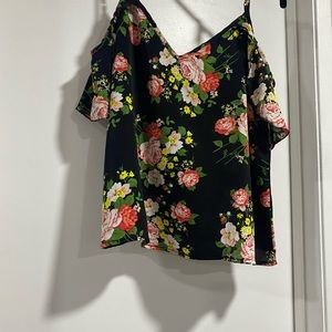Shoulder peep top